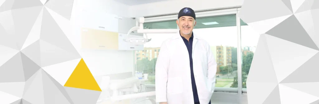 El Dr. Iván lindo en su consultorio