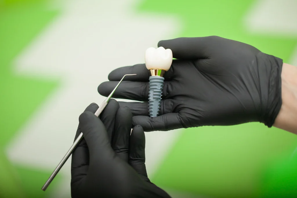 explicando proceso implantes dentales