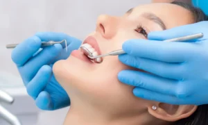 Odontólogo realizando un procedimiento dental